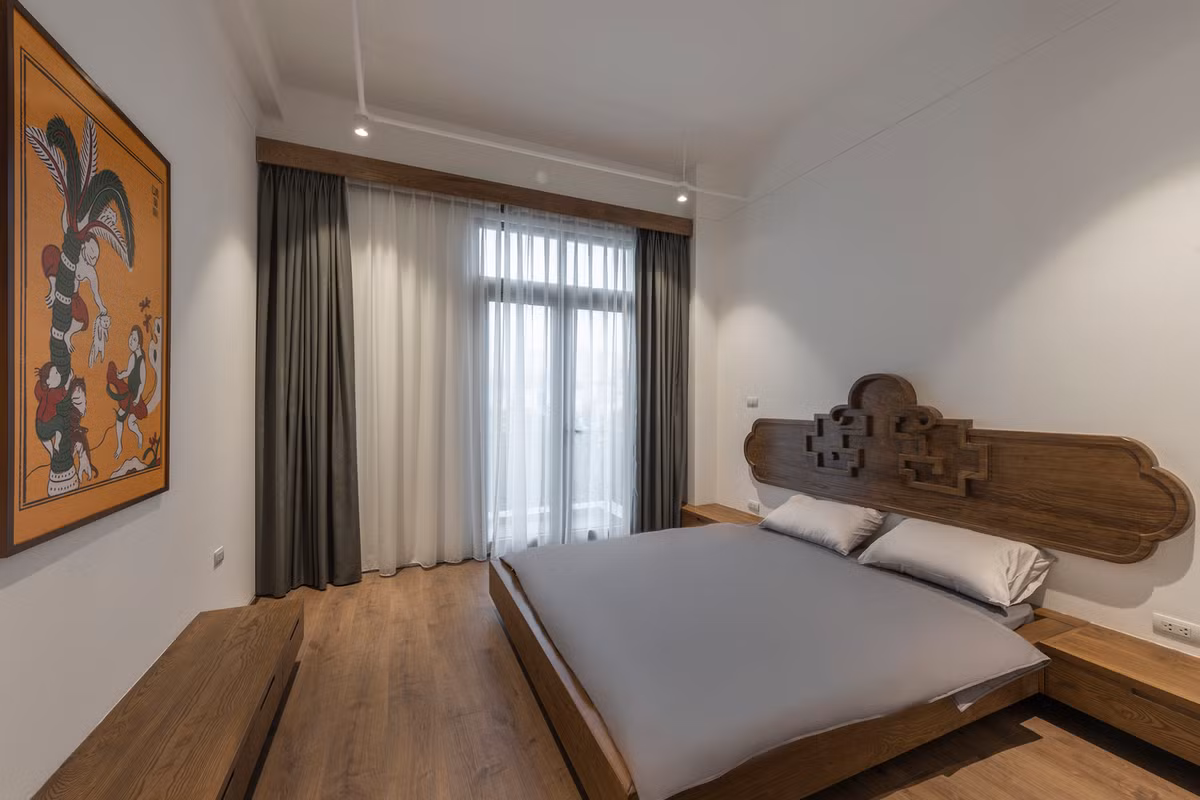 Phòng ngủ chính trên tầng 2 có có phòng thay đồ và nhà vệ sinh riêng.