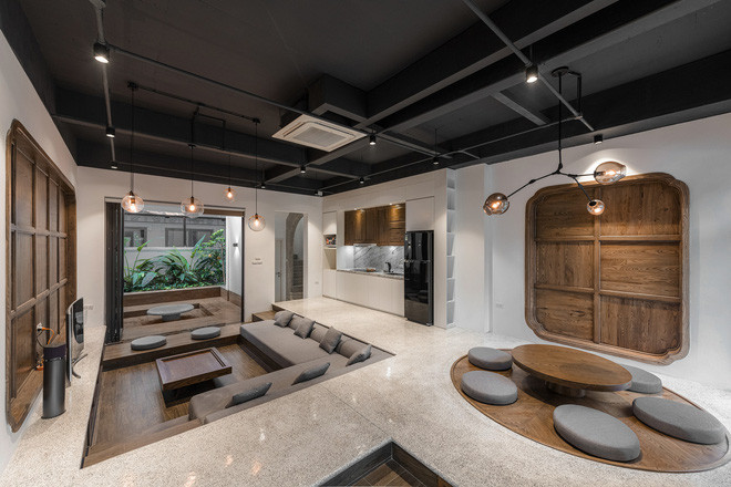 Các khu vực chức năng chính được phân chia không phải bởi các phân vùng mà thông qua việc sử dụng độ cao sàn khác nhau, tạo cảm giác thú vị và không bị nhàm chán trên cùng một tầng.