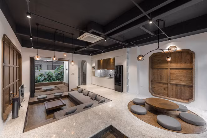 Các khu vực chức năng chính được phân chia không phải bởi các phân vùng mà thông qua việc sử dụng độ cao sàn khác nhau, tạo cảm giác thú vị và không bị nhàm chán trên cùng một tầng.