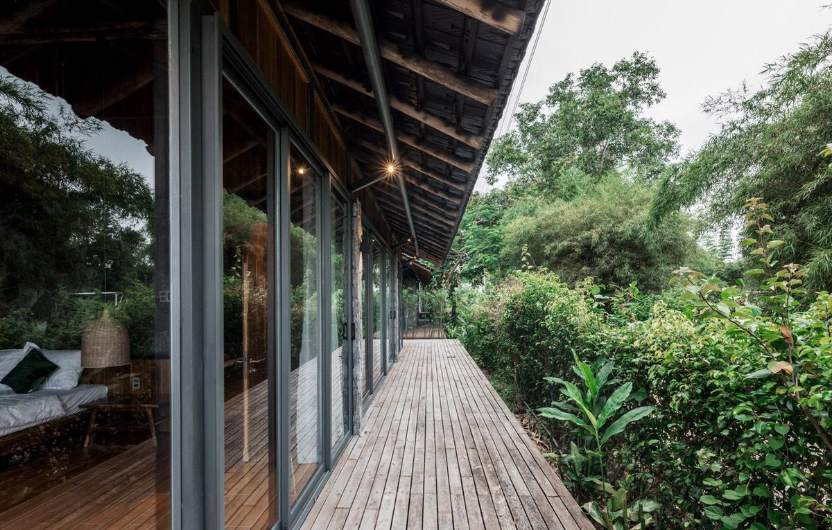 Tất cả các chi tiết liên quan đến ngôi làng cũ như mái ngói truyền thống, mái tranh, xà gồ gỗ, được sử dụng trong kiến trúc.