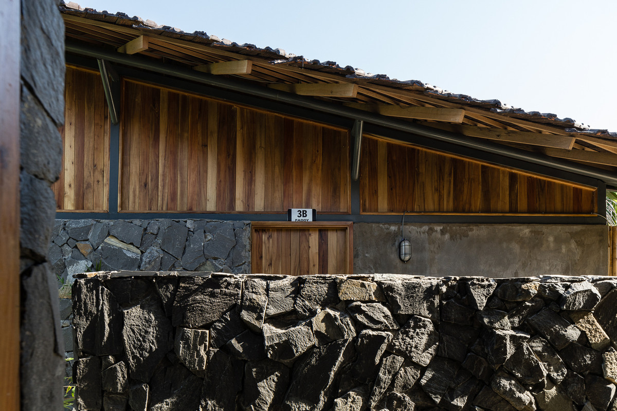 Kết cấu được kết hợp từ hệ thống giàn gỗ và sắt.