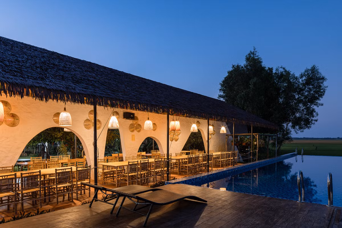 Khu nghỉ dưỡng gồm có 3 khu vực chức năng chính, bao gồm: Một là Lễ tân - hồ bơi - nhà hàng, trong đó nhà hàng và hồ bơi nhìn ra cánh đồng lúa, quầy lễ tân nhìn ra ao nhỏ.