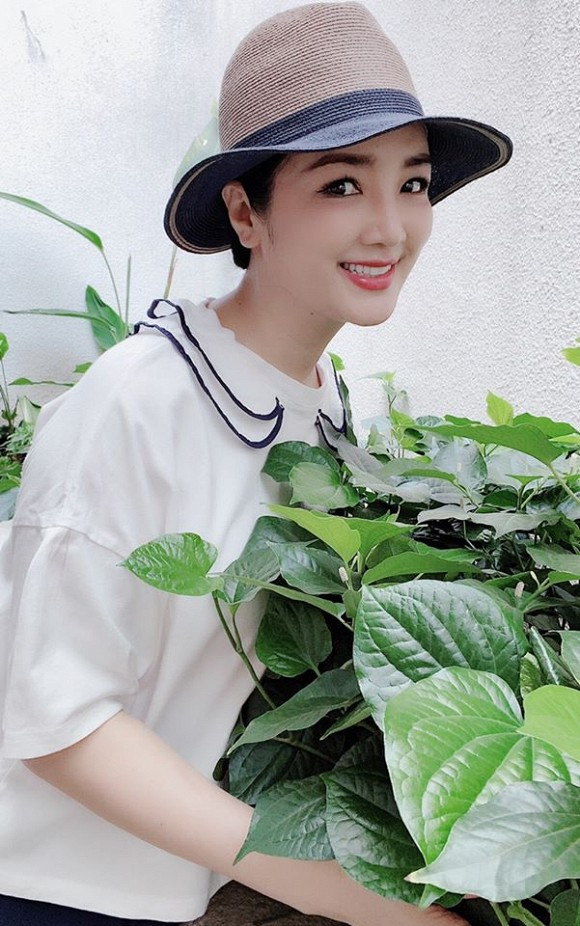 Vườn rau của Hoa hậu Giáng My được trồng trong những chậu sành hoặc khoảng đất trống quanh nhà, lên xanh tốt.