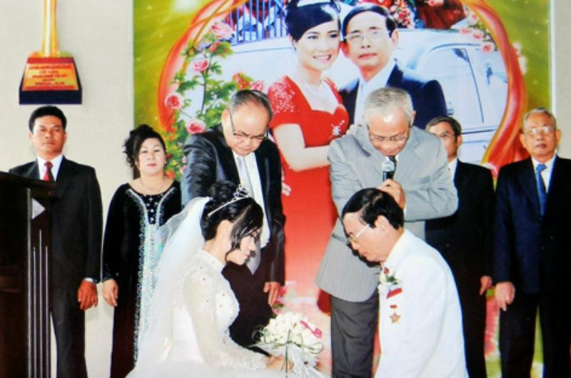 Ngoài ra, ông còn tặng ô tô và xây vường cây căn quả nhiều tỷ đồng tặng vợ. Nguồn ảnh: Internet. Video: Đại gia Việt lùng sục cá ‘khủng long 6 sừng. Nguồn: VTC14