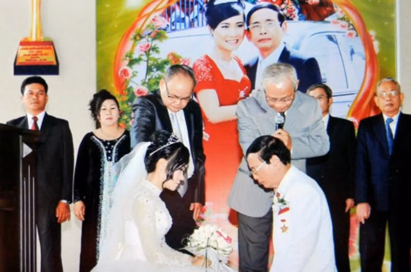 Ngoài ra, ông còn tặng ô tô và xây vường cây căn quả nhiều tỷ đồng tặng vợ. Nguồn ảnh: Internet. Video: Đại gia Việt lùng sục cá ‘khủng long 6 sừng. Nguồn: VTC14