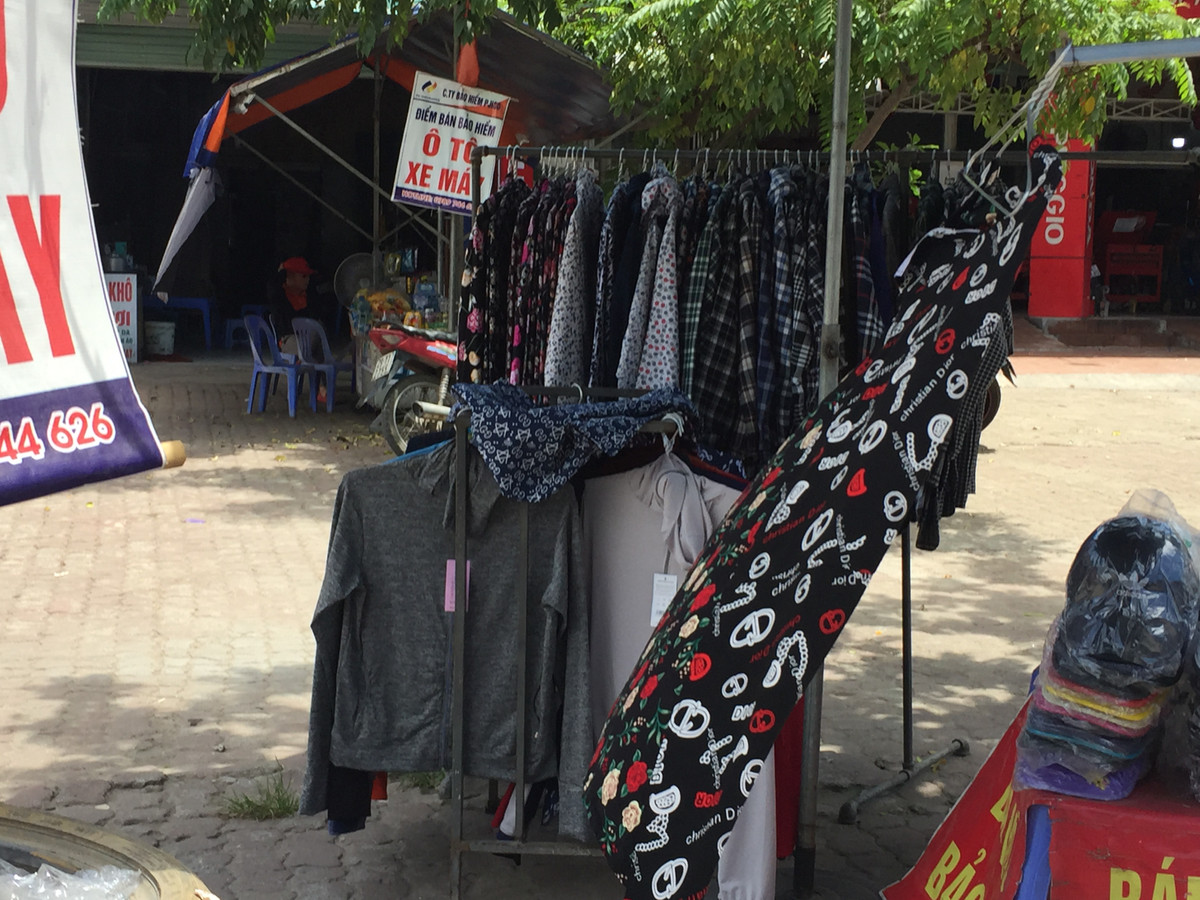 Một gian hàng bán áo chống nắng giá rẻ khác tại vỉa hè đường Nguyễn Xiển. (Ảnh: Hồng Anh)