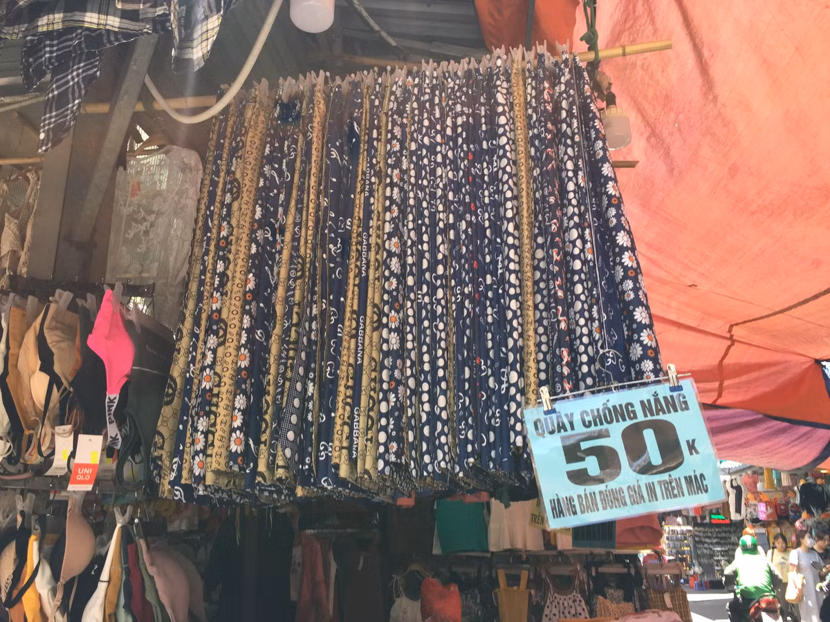 Tại khu vực Chợ Xanh (Cầu Giấy, Hà Nội), hàng loạt mẫu áo chống nắng với màu sắc và kiểu dáng đa dạng được bán với giá chỉ từ 50 đến 120 nghìn đồng/chiếc. (Ảnh: Hồng Anh)