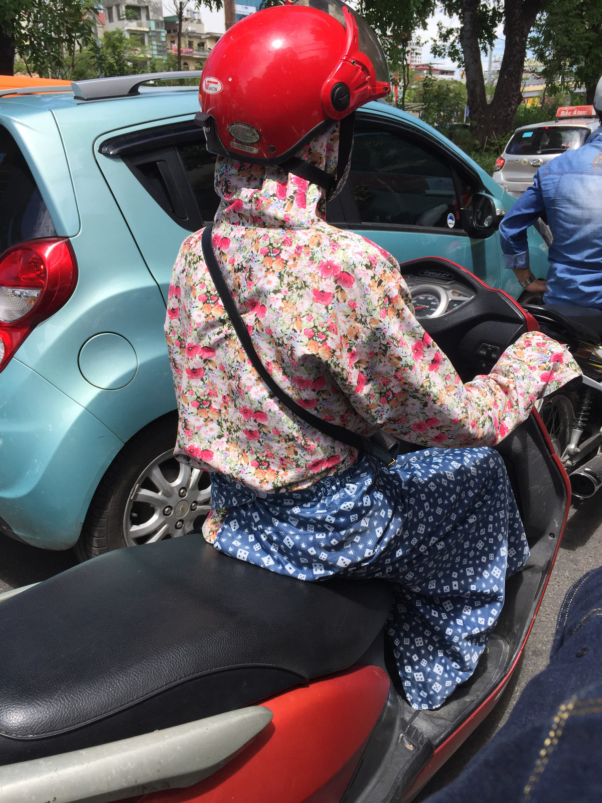 Bên cạnh đó, áo chống nắng được làm từ chất liệu vải không tốt có thể gây kích ứng da, tích tụ mồ hôi, tạo cảm giác nóng nực, khó chịu ảnh hưởng đến sức khỏe người dùng. (Ảnh: Hồng Anh)