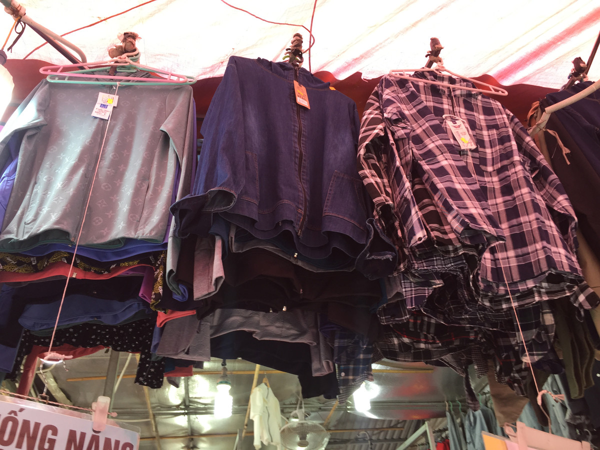 Ngoài ra, người sử dụng cũng cần thường xuyên giặt áo chống nắng, không để bụi bẩn và mồ hôi tích tụ trên mặt vải, gây ảnh hưởng sức khỏe của bản thân. (Ảnh: Hồng Anh)