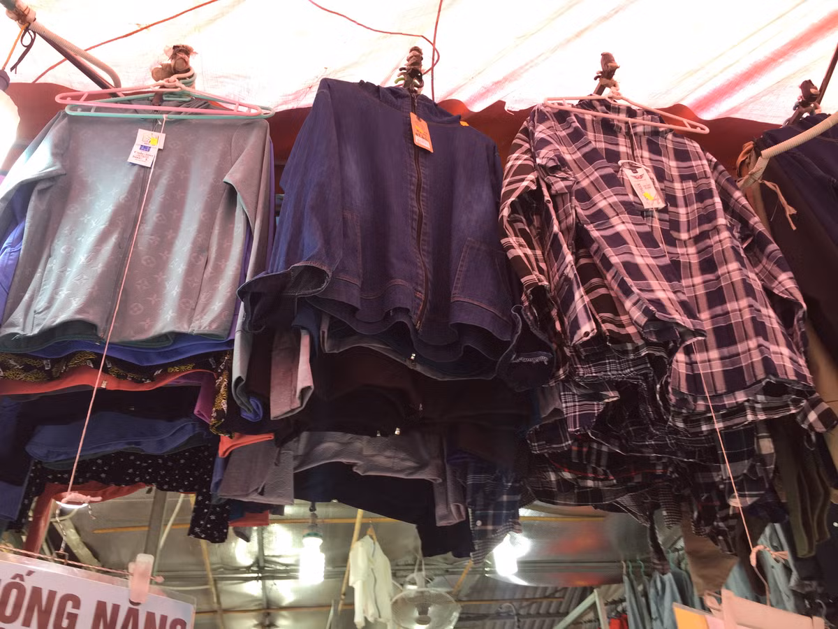 Ngoài ra, người sử dụng cũng cần thường xuyên giặt áo chống nắng, không để bụi bẩn và mồ hôi tích tụ trên mặt vải, gây ảnh hưởng sức khỏe của bản thân. (Ảnh: Hồng Anh)