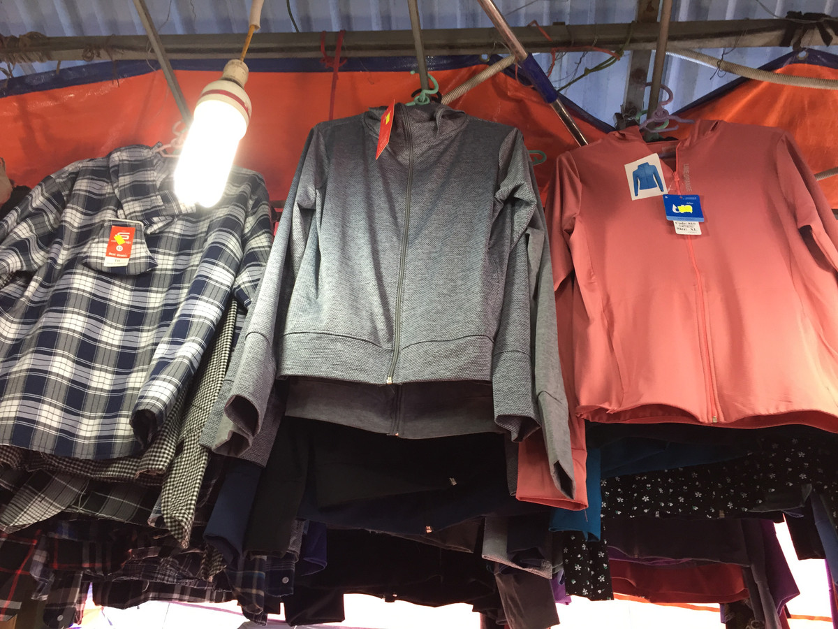 Tuy nhiên, ít ai biết về tác hại mà những chiếc áo chống nắng kém chất lượng mang lại. Một số chiếc áo chống nắng không thể ngăn được ánh sáng mặt trời và tia cực tím (tia UV) xâm nhập, khiến da có thể bị cháy nắng, sạm đen. (Ảnh: Hồng Anh)