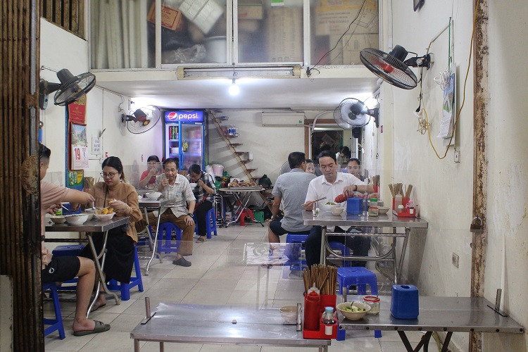 Ap dung chi thi “nong” gian cach phong Covid-19: Canh tuong hang quan tai Ha Noi-Hinh-6