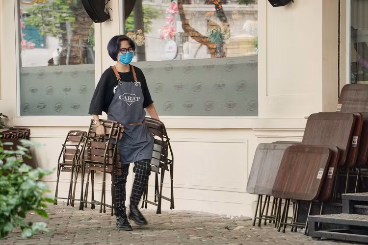 Ap dung chi thi “nong” gian cach phong Covid-19: Canh tuong hang quan tai Ha Noi-Hinh-5