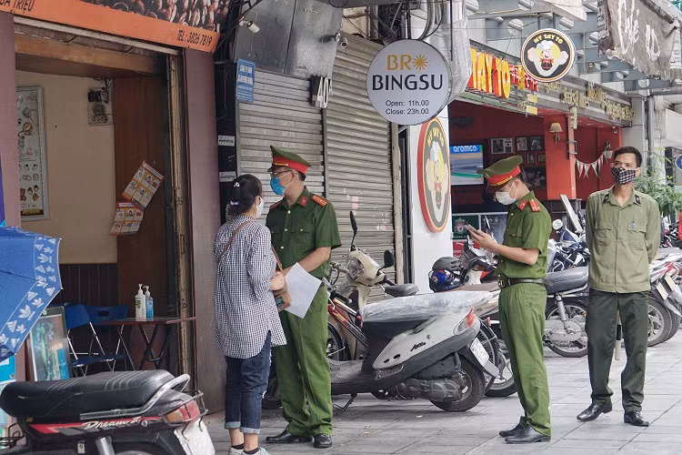 Ap dung chi thi “nong” gian cach phong Covid-19: Canh tuong hang quan tai Ha Noi-Hinh-3
