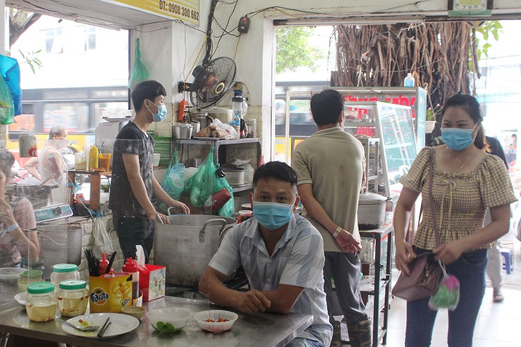 Ap dung chi thi “nong” gian cach phong Covid-19: Canh tuong hang quan tai Ha Noi-Hinh-8
