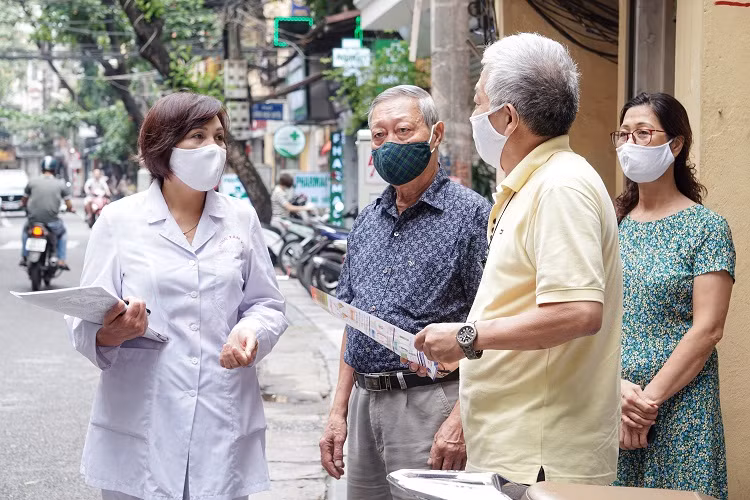 Ap dung chi thi “nong” gian cach phong Covid-19: Canh tuong hang quan tai Ha Noi-Hinh-4