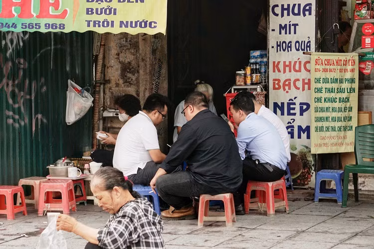 Ap dung chi thi “nong” gian cach phong Covid-19: Canh tuong hang quan tai Ha Noi-Hinh-2