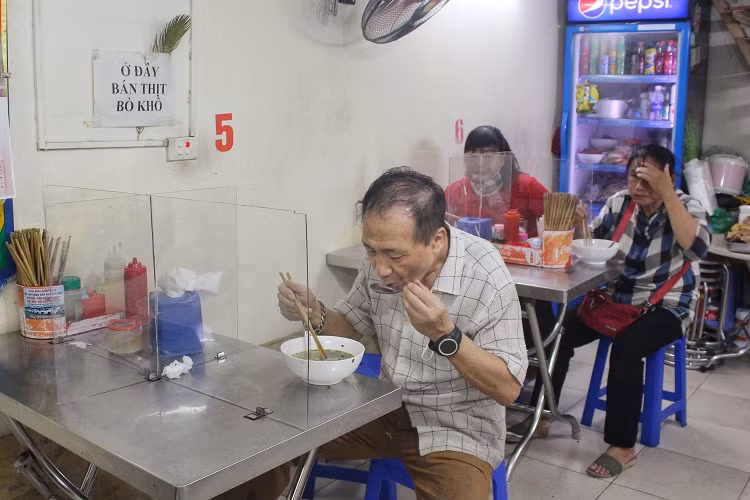 Ap dung chi thi “nong” gian cach phong Covid-19: Canh tuong hang quan tai Ha Noi-Hinh-7