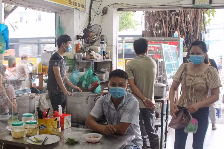 Ap dung chi thi “nong” gian cach phong Covid-19: Canh tuong hang quan tai Ha Noi-Hinh-8