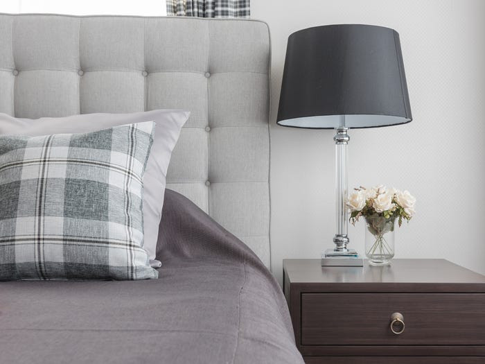 Nhiều năm qua, màu xám xuất hiện ở khắp mọi nơi, bao gồm tường màu xám, sàn màu xám, đồ nội thất màu xám...Tuy nhiên, theo các chuyên gia, màu xám ở khắp phòng có thể gây cảm giác buồn chán.