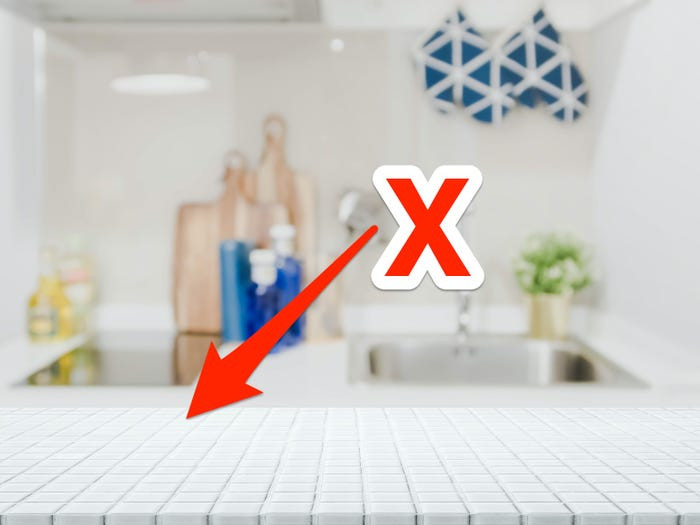 Trong môi trường độ ẩm cao như phòng tắm hoặc nhà bếp, vi khuẩn có thể sinh sản nhanh thì xốp dán không phải là lựa chọn hợp lý. Chúng cũng rất dễ bị ố và khó làm sạch. Nguồn ảnh: Getty Image. Video: Gợi ý nội thất thông minh cho căn hộ nhỏ. Nguồn: VTC1