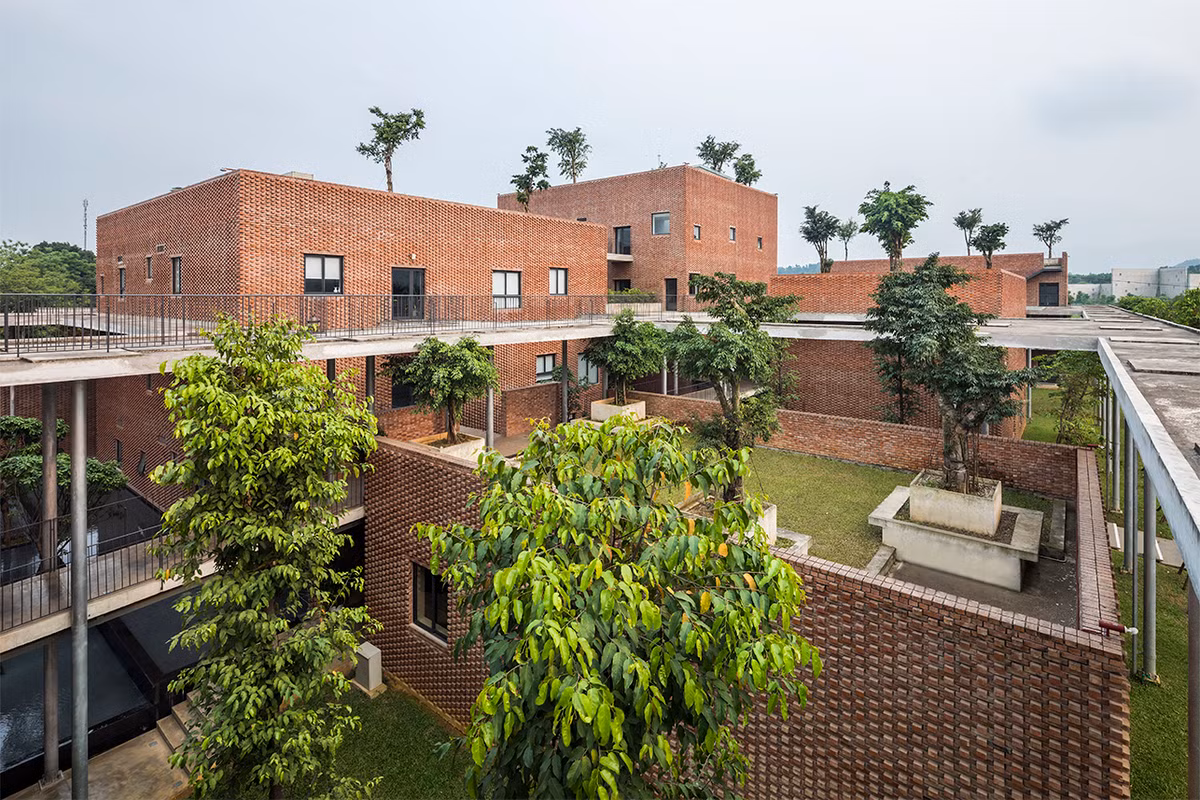 Công trình được xây dựng như những khối hộp cao thấp và đan xen giữa một khu vườn xanh mát.