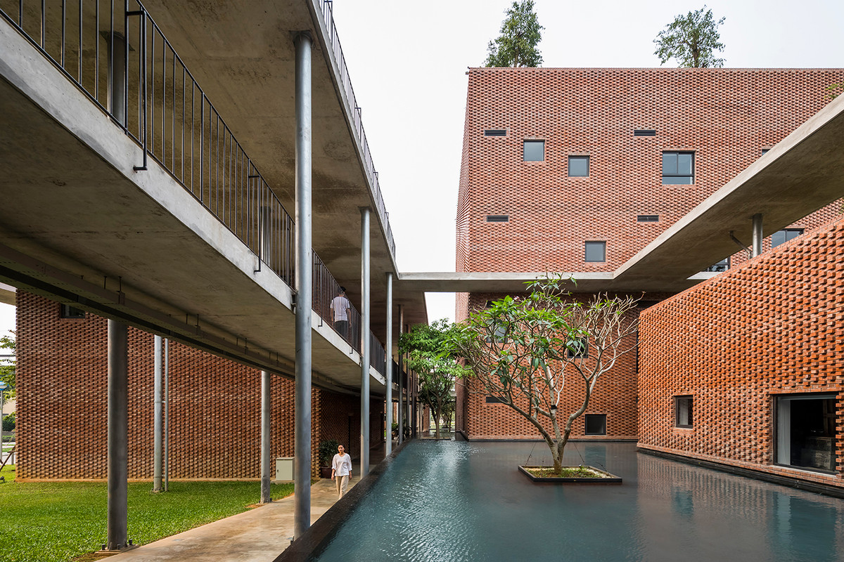 Trong khi đó, Học viện Viettel giành giải Merit ở hạng mục học viện - trụ sở. Đây là công trình kiến trúc hiện đại xây bằng gạch trần.