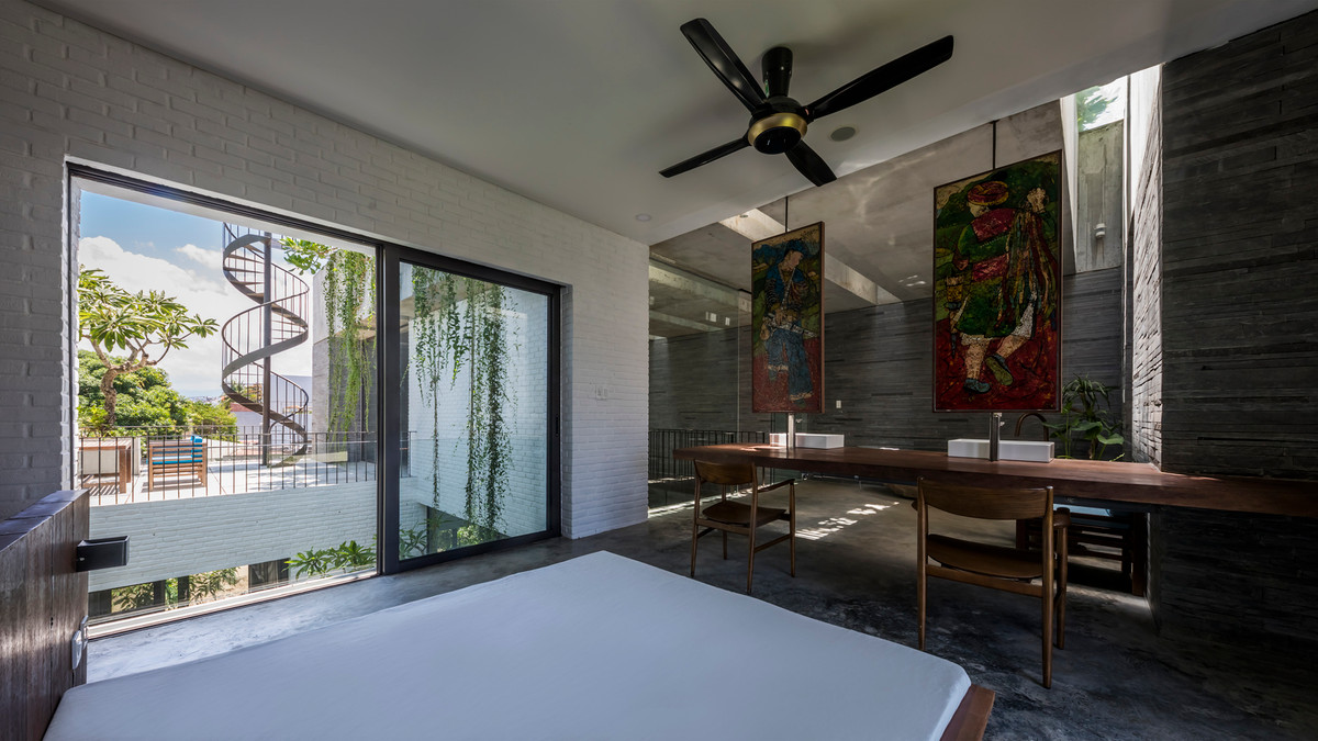 Suốt cả năm, Thắng House được bao phủ bởi những mảng xanh nhiệt đới giữa chốn ồn ào đô thị.