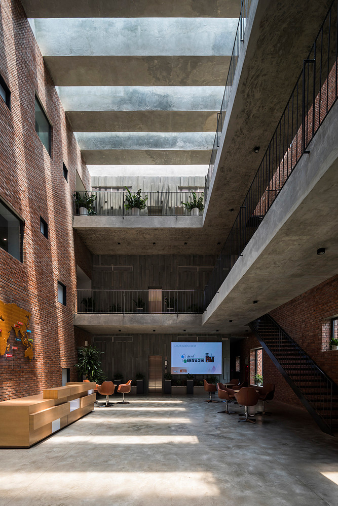 Tường gạch được xây thành 2 lớp, có 1 khoảng không ở giữa 2 lớp, vừa đảm bảo tính thẩm mỹ vừa giảm nhiệt.