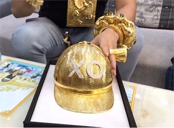Phúc XO từng khoe chiếc mũ bằng vàng trị giá gần 2 tỷ đồng. Năm 2018, Phúc XO từng gây xôn xao dư luận khi đeo 13kg vàng cổ vũ tuyển Việt Nam. Ảnh: Vietnamnet.