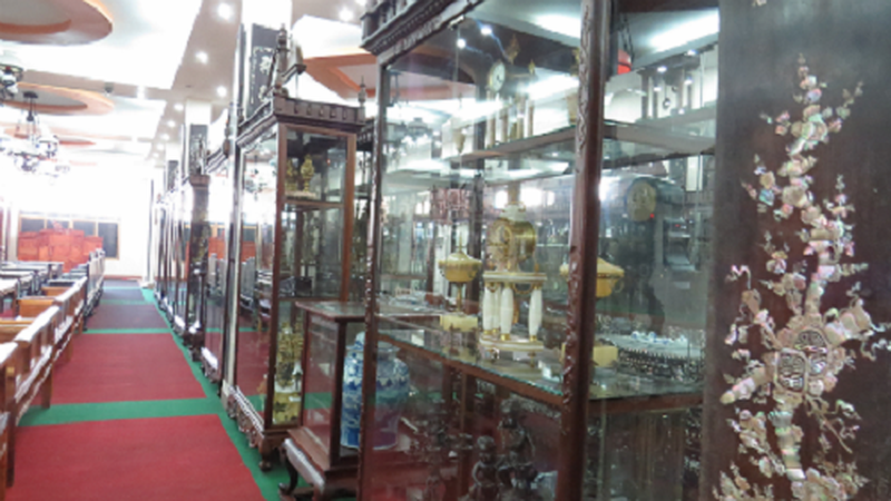 Ngoài ra, đại gia đất Kinh Bắc còn có thú chơi đồng hồ cổ với khoảng 120 bộ khác nhau. Trong số đó có bộ đến cả triệu USD. Ảnh: ĐSPL.