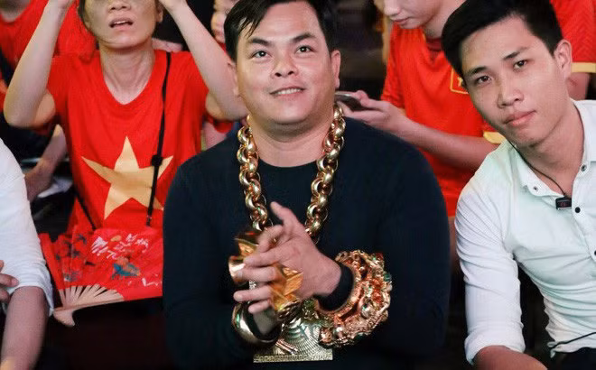 Tuy nhiên, tại cơ quan điều tra, Phúc XO khai tất cả trang sức đeo trên người là vàng giả, ngoại trừ nhẫn. Ảnh: Vietnamnet.