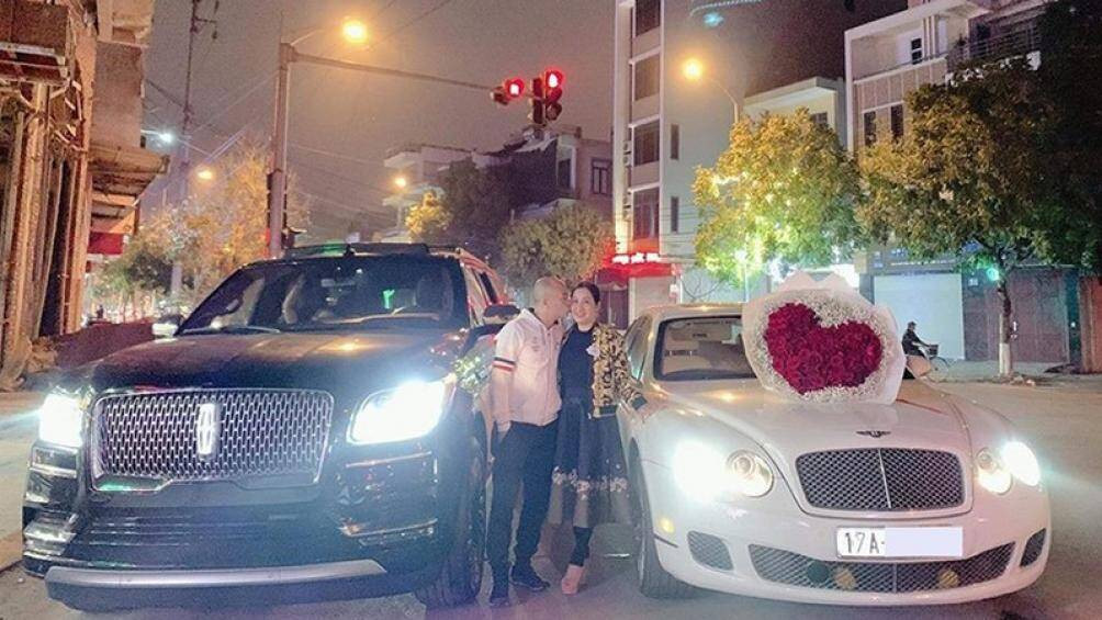 Trên mạng xã hội, vợ chồng đại gia này thường xuyên chụp ảnh, tỏ ra thân thiết với hàng loạt ngôi sao giải trí và diễn viên nổi tiếng. Ảnh: Baogiaothong.