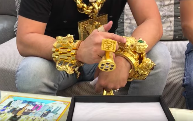 Trước đó, Phúc XO nổi tiếng nổi tiếng là người đeo vàng nhiều nhất Việt Nam. Có thời điểm, Phúc XO đeo khoảng 17kg vàng trên người. Ảnh: Tintuconline.