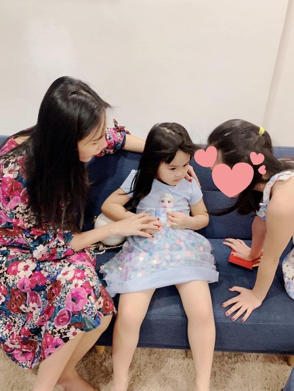 Sở hữu ngoại hình xinh đẹp cùng khả năng ca hát tốt nhưng Khánh Chi không đi theo con đường showbiz mà lấy chồng từ khá sớm và hạ sinh con gái đầu lòng Ruby. Không lâu sau đó, Khánh Chi khiến mọi người bất ngờ với thông tin đã ly hôn.