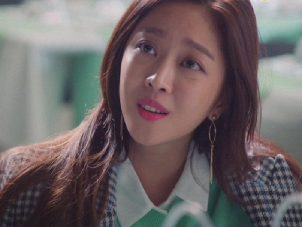 Vo sau sinh suc khoe yeu nhung chong van ep tam nuoc lanh