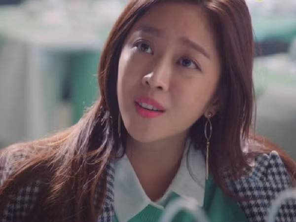 Vo sau sinh suc khoe yeu nhung chong van ep tam nuoc lanh