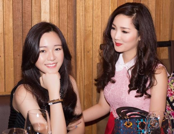 Anh Sa được mẹ cho đi du học, hiện đã tốt nghiệp ngành tiếp thị tại Đại học Lehigh tại Pennsylvania, Mỹ - một trong những ngôi trường nằm top cao về chuyên ngành này trên thế giới.