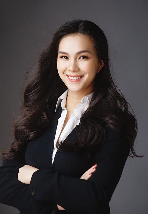 Thuỳ My có mái tóc dài, nụ cười tươi tắn, quý phái và gương mặt đậm chất Á Đông. Ở Thùy My toát lên thần thái thông minh, cá tính nhưng cũng hết sức dịu dàng.