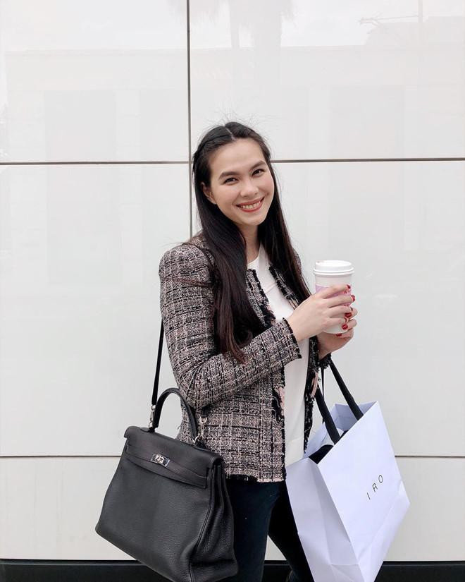 Có bố là doanh nhân thành đạt, Thùy My cũng được coi là rich kid khi tận hưởng cuộc sống sang chảnh hết mức. Từ lúc còn đi học, Thùy My tuổi đã là tín đồ hàng hiệu với hàng loạt bộ sưu tập phụ kiện, túi xách trong mơ khiến chị em nào cũng ao ước.