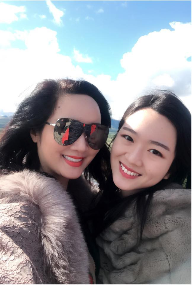 Có bố là một đại gia trong ngành xây dựng lại được mẹ cưng chiều, con gái Giáng My được hưởng cuộc sống theo đúng nghĩa thiên kim tiểu thư sinh ra trong nhung lụa. Cô nàng thường xuyên đi du lịch khắp thế giới và xuất hiện trên Instagram cá nhân với những món đồ hàng hiệu đáng ghen tị.