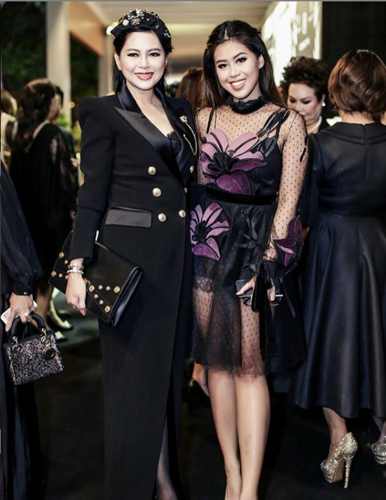 Trong khi đó, Thảo Tiên thừa hưởng mọi nét đẹp sắc sảo từ người mẹ hoa khôi và ấn tượng hơn nhờ khuôn mặt tây tây lạ lẫm cùng nụ cười rạng rỡ.