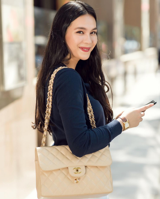 Cô nàng thành thạo cả 4 thứ tiếng Pháp, Nga, Trung và tiếng Anh, từng du học tại ngôi trường danh tiếng ở Mỹ. Nguồn ảnh: Internet.