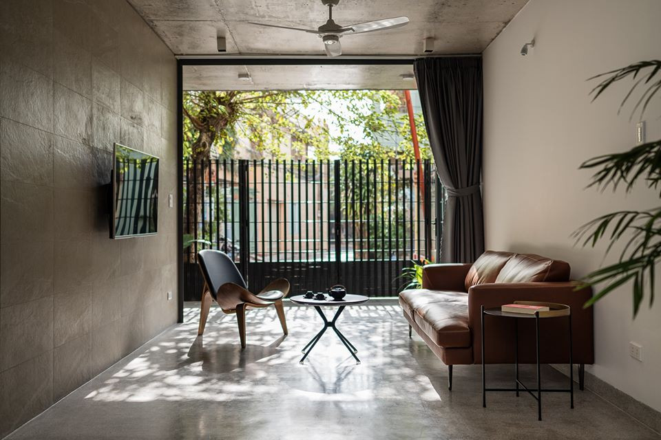 Bức tường kính lớn trong suốt giúp căn nhà lấy sáng tối đa.