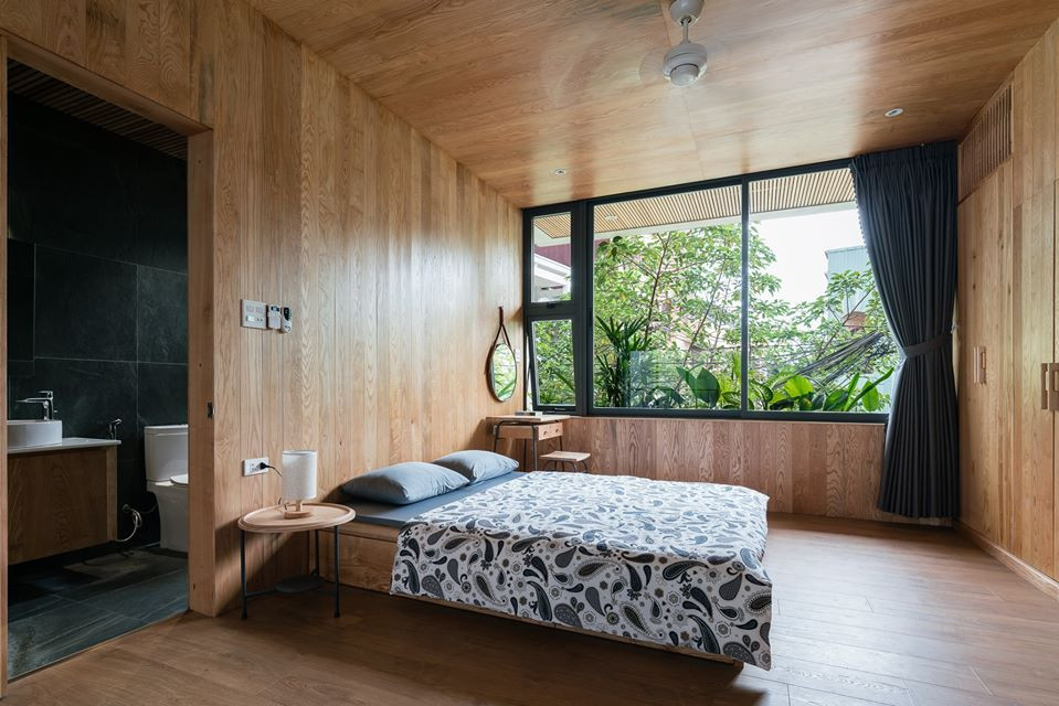 Phòng ngủ sử dụng chất liệu gỗ đồng bộ tạo tính thẩm mỹ cao.