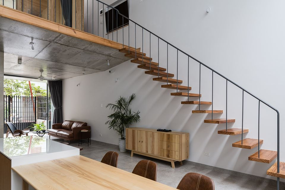 Cầu thang hở bậc giúp tầm nhìn trong căn nhà không bị cản trở.