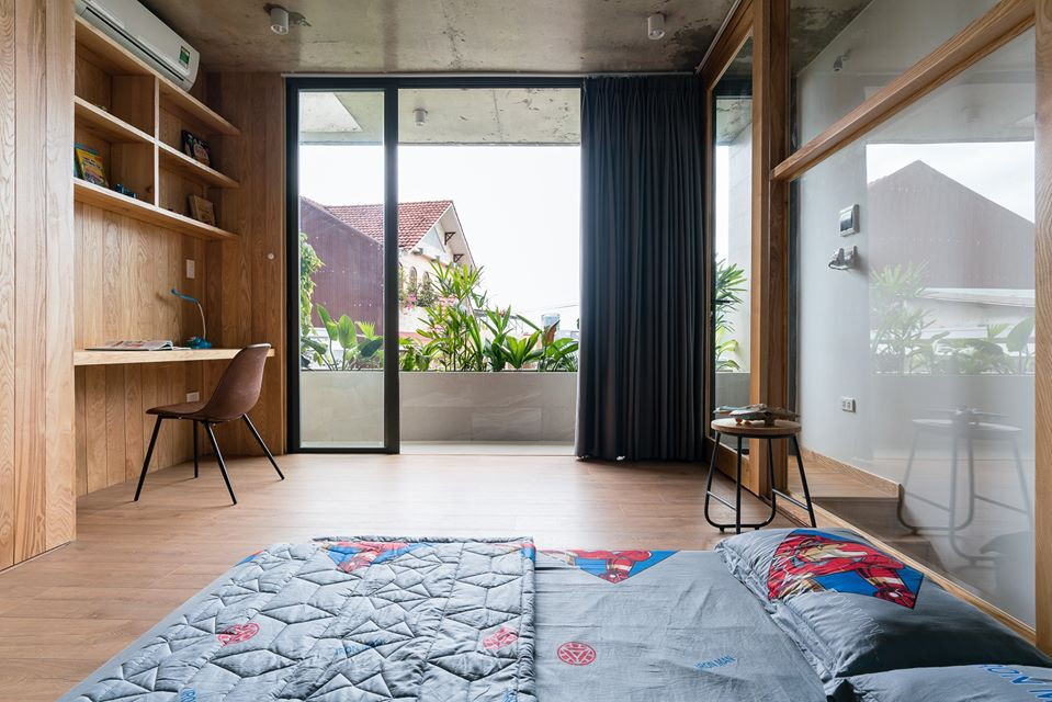 Khung cửa nhiều cây xanh khiến căn phòng mềm mại và gần gũi thiên nhiên hơn.