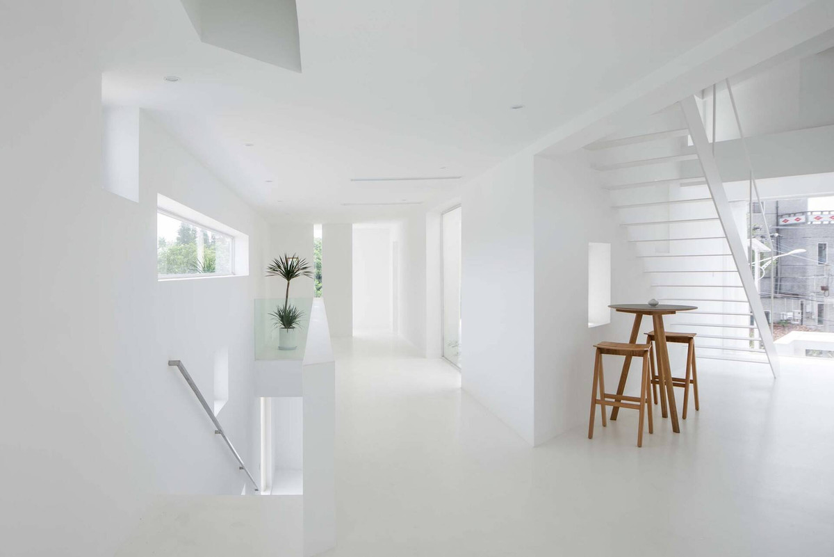 Hành lang trung tâm ở tầng 2 là điểm kết nối các không gian chức năng.