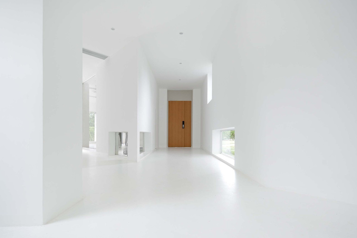 Tầng 3 là phòng thu và phòng đa chức năng, kết nối với tầng 2 bởi hệ cầu thang mở độc đáo.