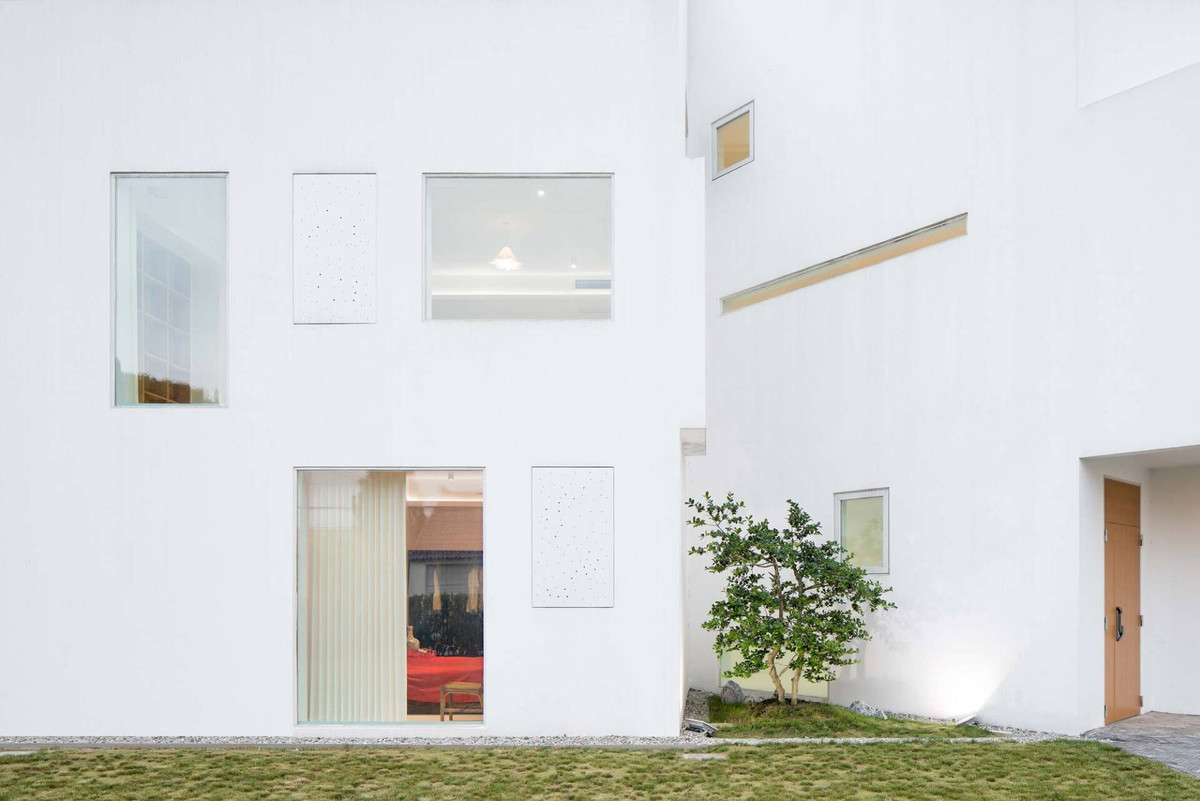 Các ô cửa có thiết kế đơn giản, không cầu kỳ, kiểu cách. Nguồn ảnh: Archdaily. Video: Độc đáo cách tạo lối vào nhà. Nguồn: VTC1